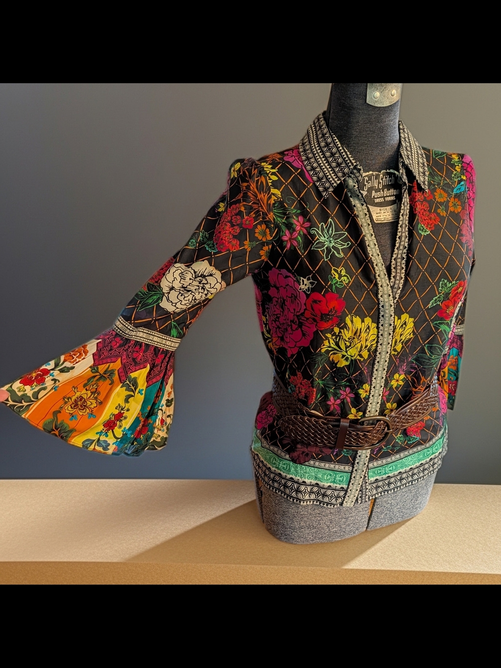 Alice + Olivia Rivera Mona Multi Floral Bell Sleeve Blouse NWT Size S $350 - Picture 6 of 14